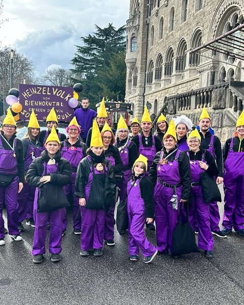 Die Pänz als Heinzelvolk beim Rosenmontagszug vor dem Kurfürstlichen Schloss