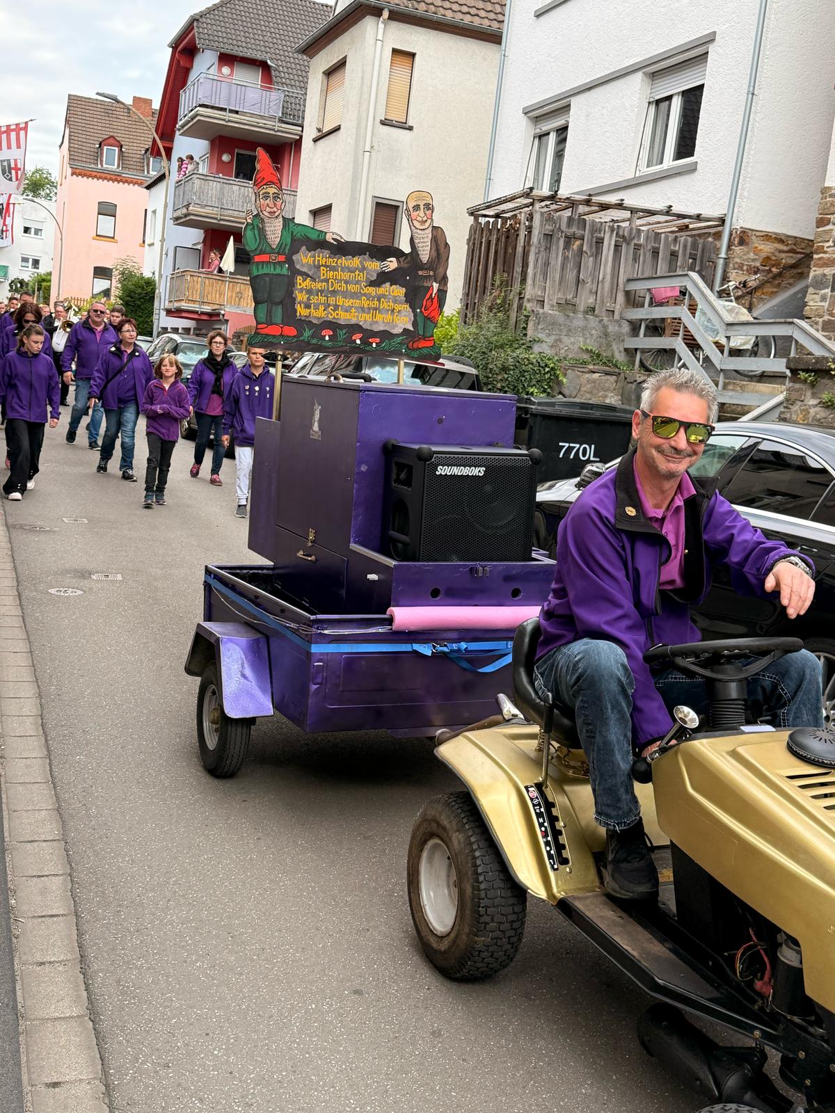Vereinsmitglieder beim Kirmesumzug