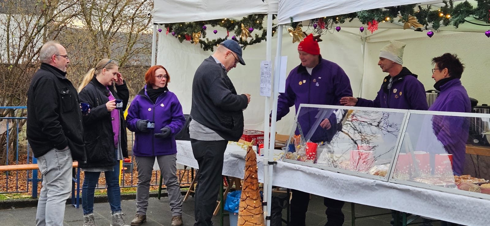 Stand mit Kaffee und Kuchen beim Adventsglühen am Clara-Schumacher-Haus