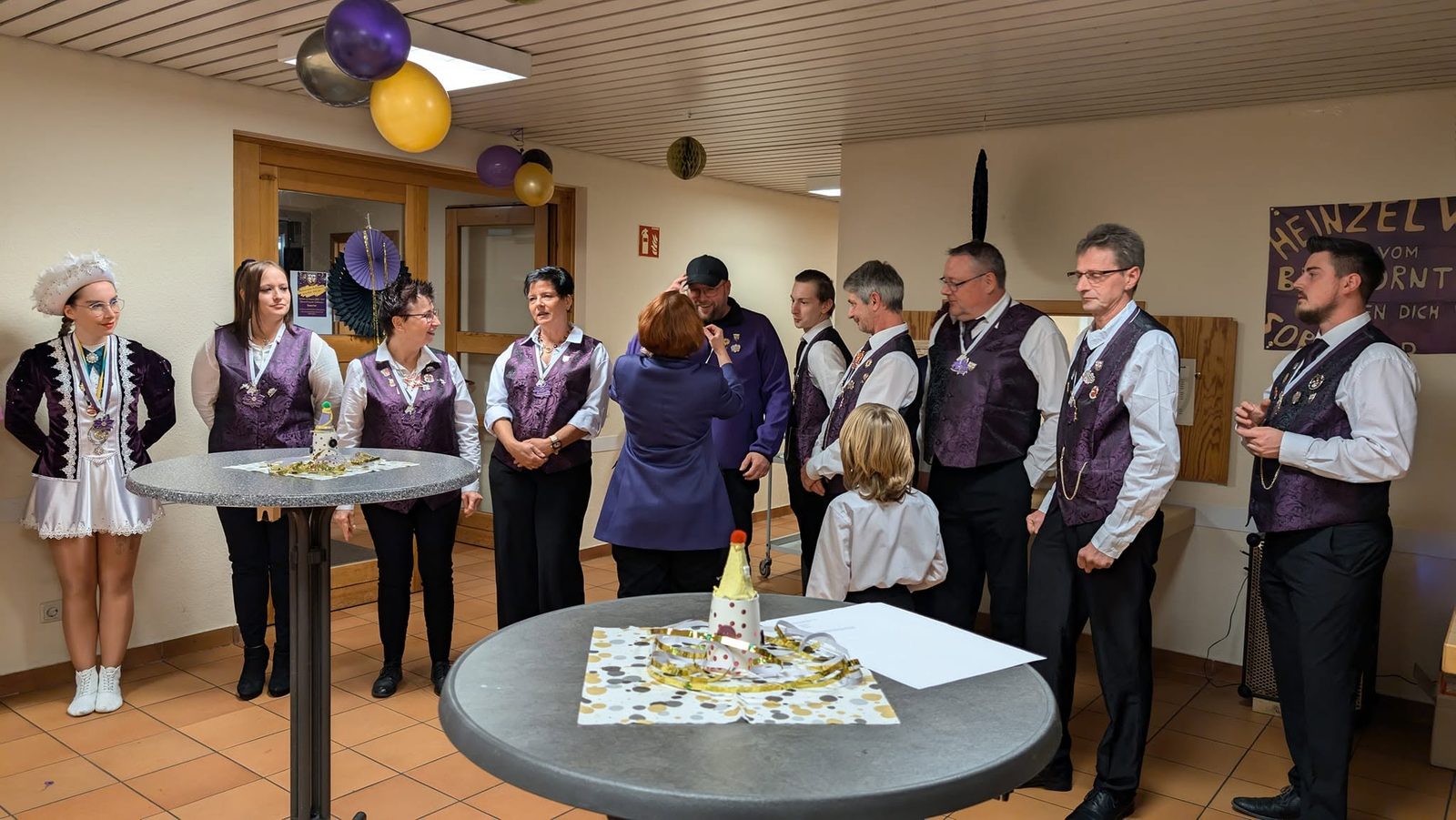 Die Mitglieder in Uniform beim Aufmarsch