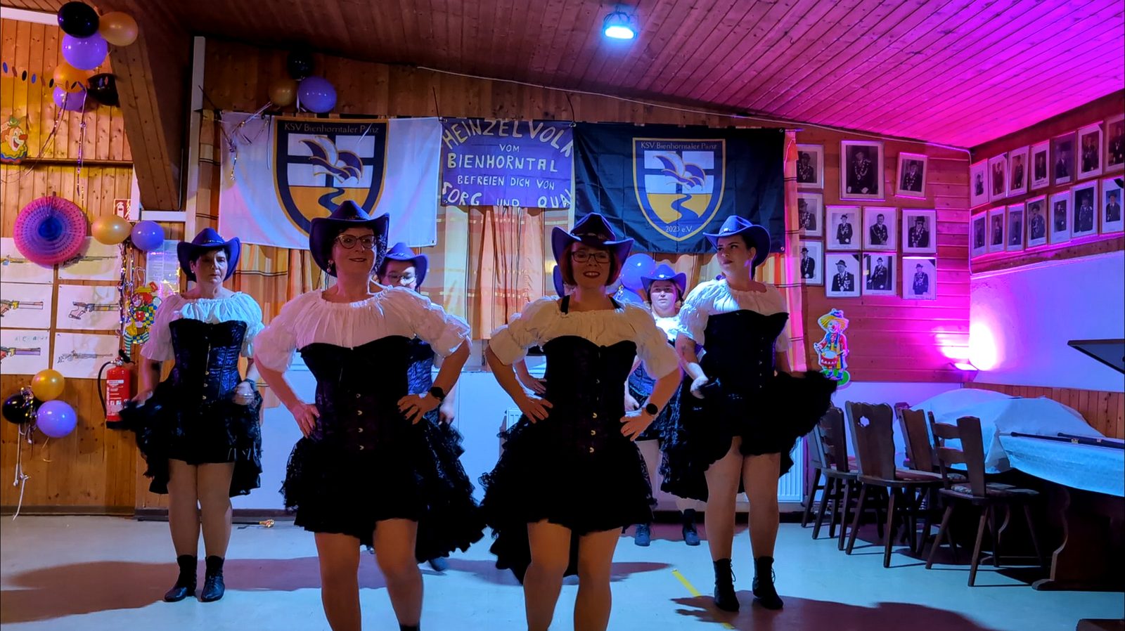 Die Glamour Queens bei einem Auftritt
