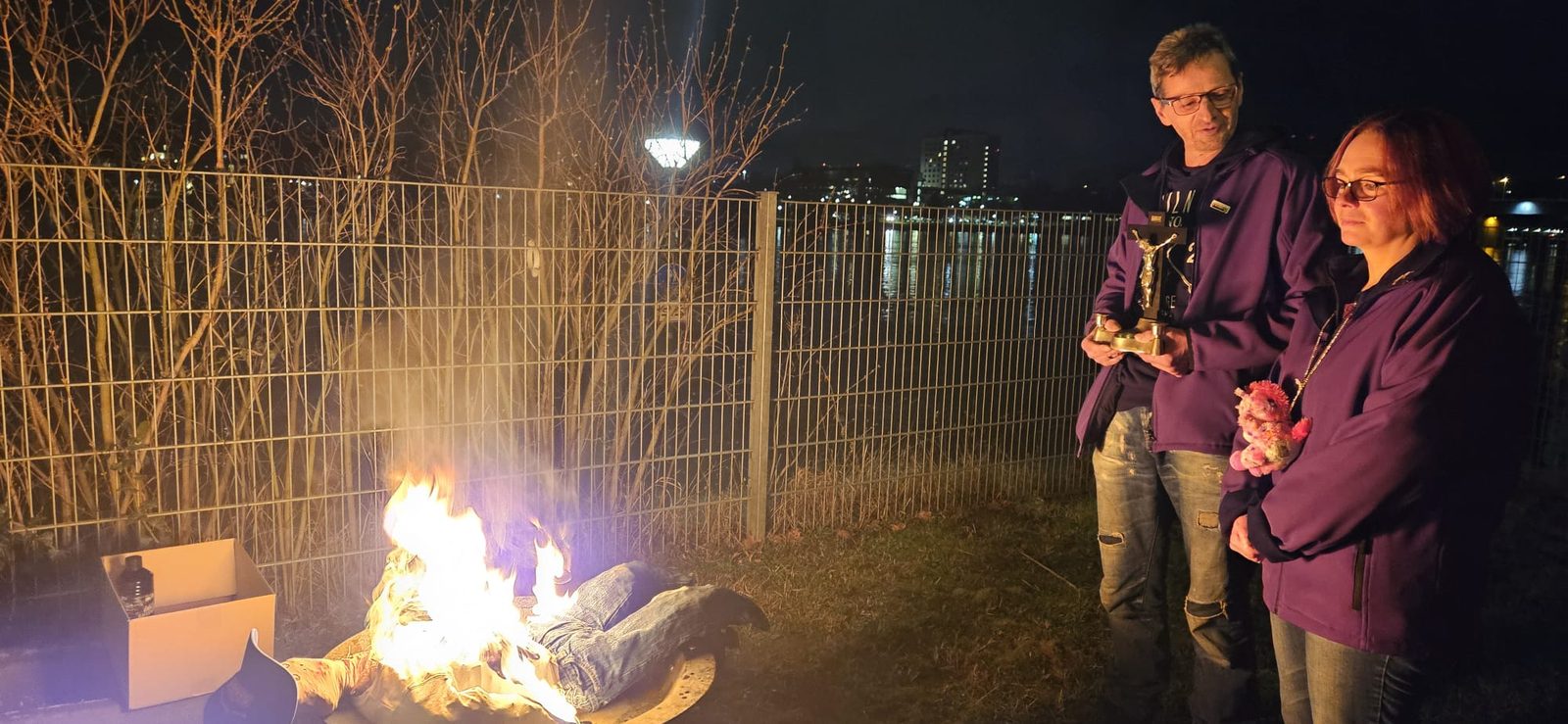 Am Feuer bei der Karnevalsbeerdigung