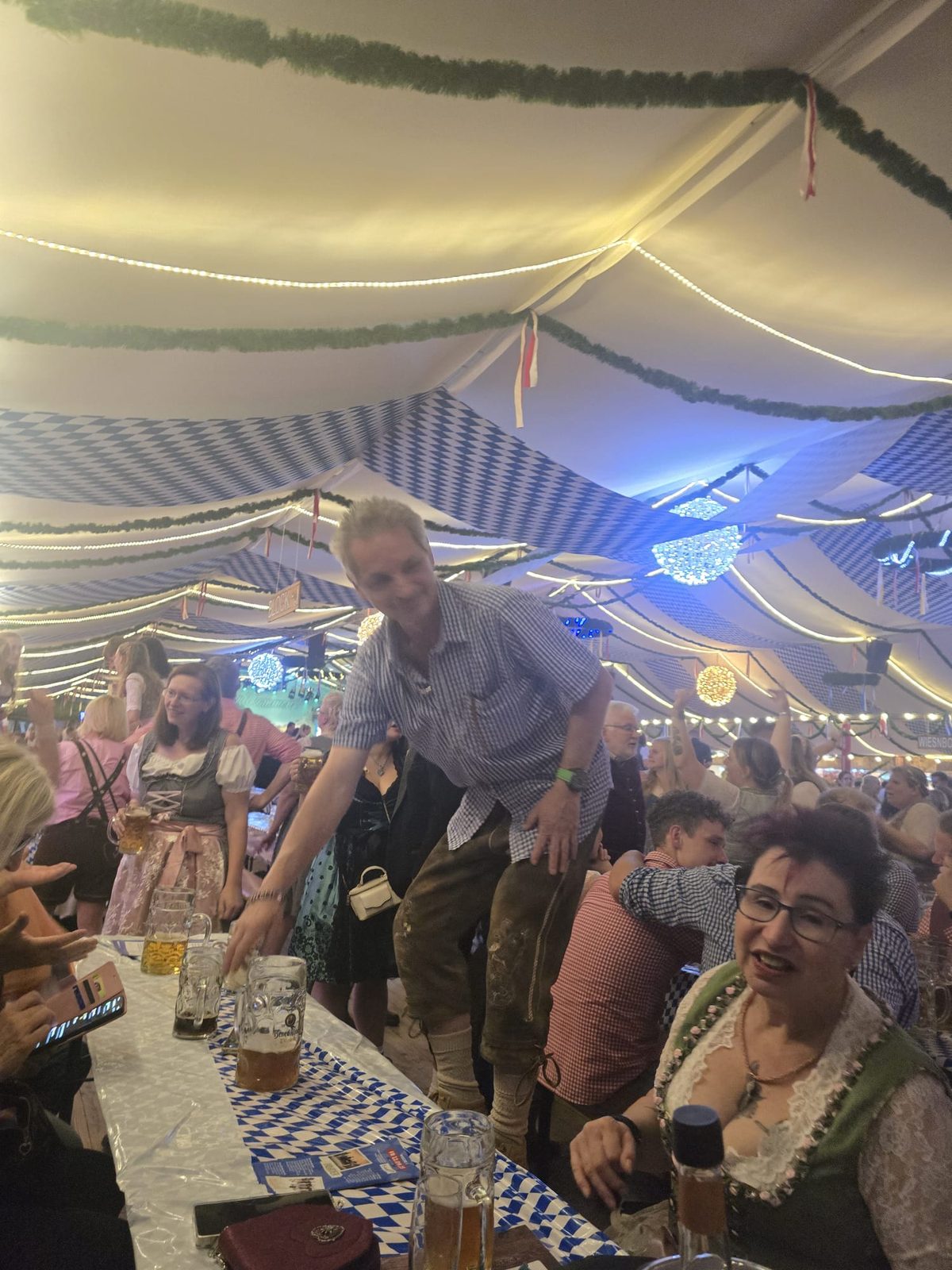 Im Festzelt bei der Eröffnungsfeier des Koblenzer Oktoberfests