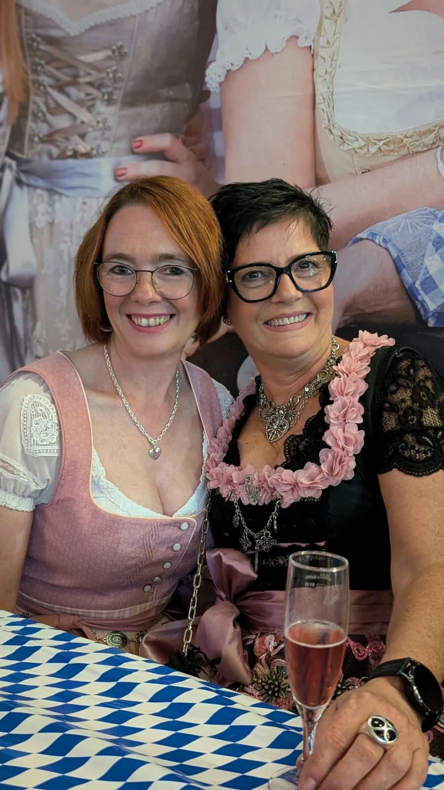 In Dirndln bei der Eröffnung des Koblenzer Oktoberfests